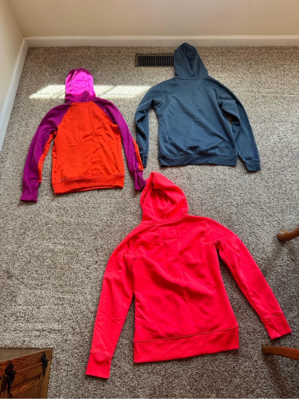 3 for 1: nike and under armour sweatshirt bundle, size S/M - Picture 8 of 8